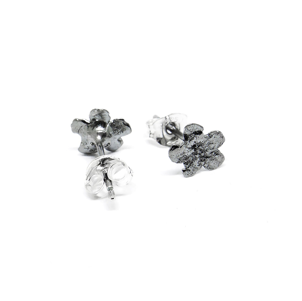 Earrings - SPRING Forget - Me - Not - Organic LifestyleEarrings - SPRING Forget - Me - NotEarrings - SPRING Forget - Me - NotAgnes Veski JewelleryOrganic Lifestylespring-vaike-meelespea-korvarongad-agnesveski-kullatudGold