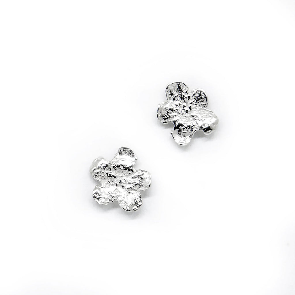Earrings - SPRING Forget - Me - Not - Organic LifestyleEarrings - SPRING Forget - Me - NotEarrings - SPRING Forget - Me - NotAgnes Veski JewelleryOrganic Lifestylespring-vaike-meelespea-korvarongad-agnesveski-kullatudGold
