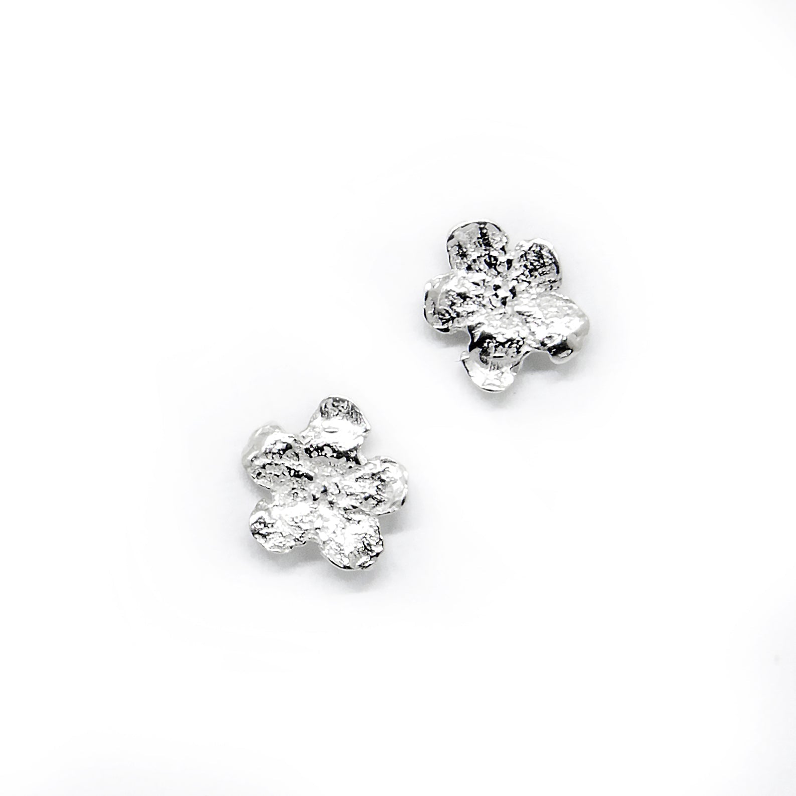 Earrings - SPRING Forget - Me - Not - Organic LifestyleEarrings - SPRING Forget - Me - NotEarrings - SPRING Forget - Me - NotAgnes Veski JewelleryOrganic Lifestylespring-vaike-meelespea-korvarongad-agnesveski-kullatudGold