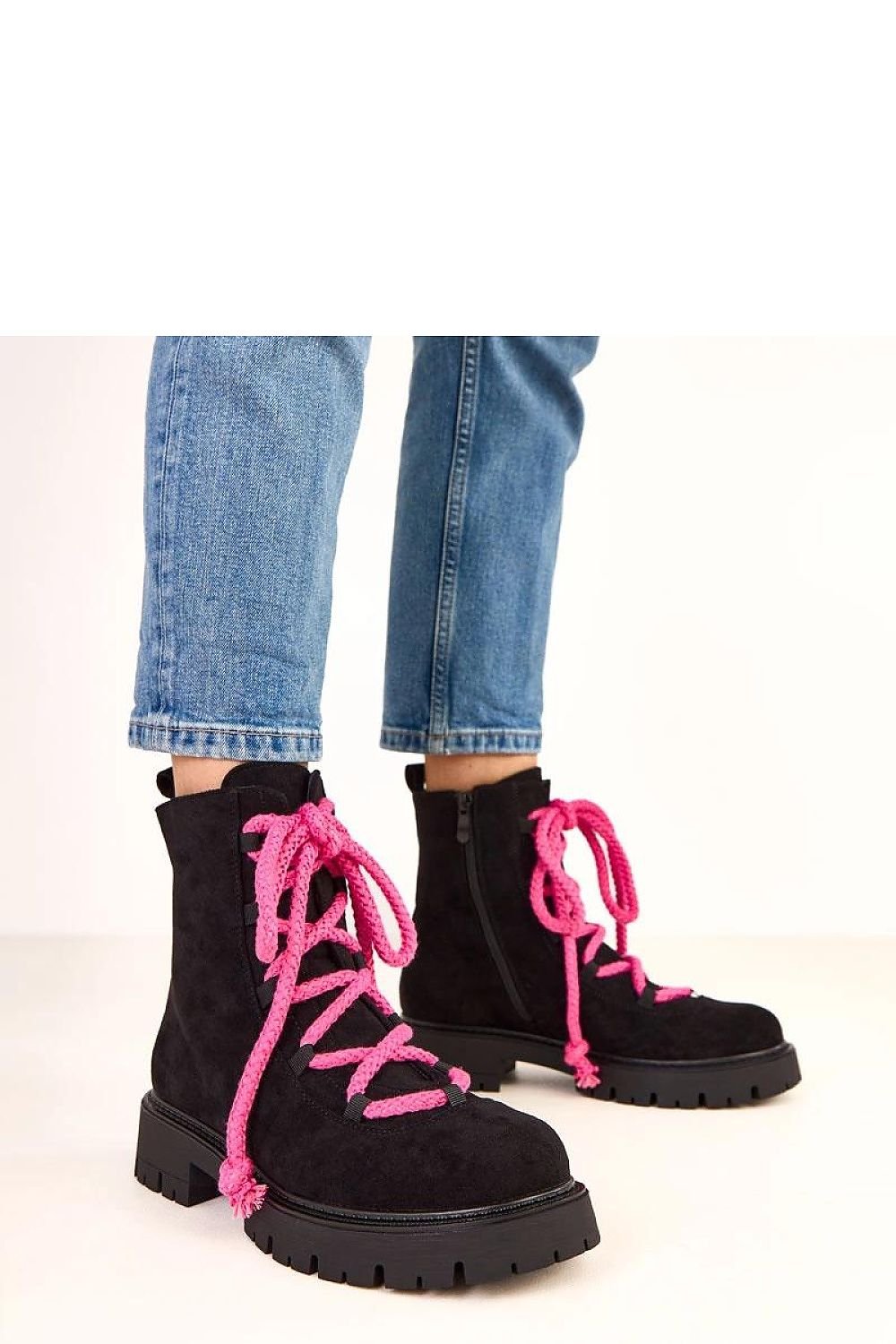 Ekologiska svarta Boots i högkvalitativt Ekologiskt Veganskt mockaläder med rosa snörning - Solea - Organic LifestyleEkologiska svarta Boots i högkvalitativt Ekologiskt Veganskt mockaläder med rosa snörning - Solea36 Boots model 220571 Solea SoleaOrganic Lifestyle220571_1253496black