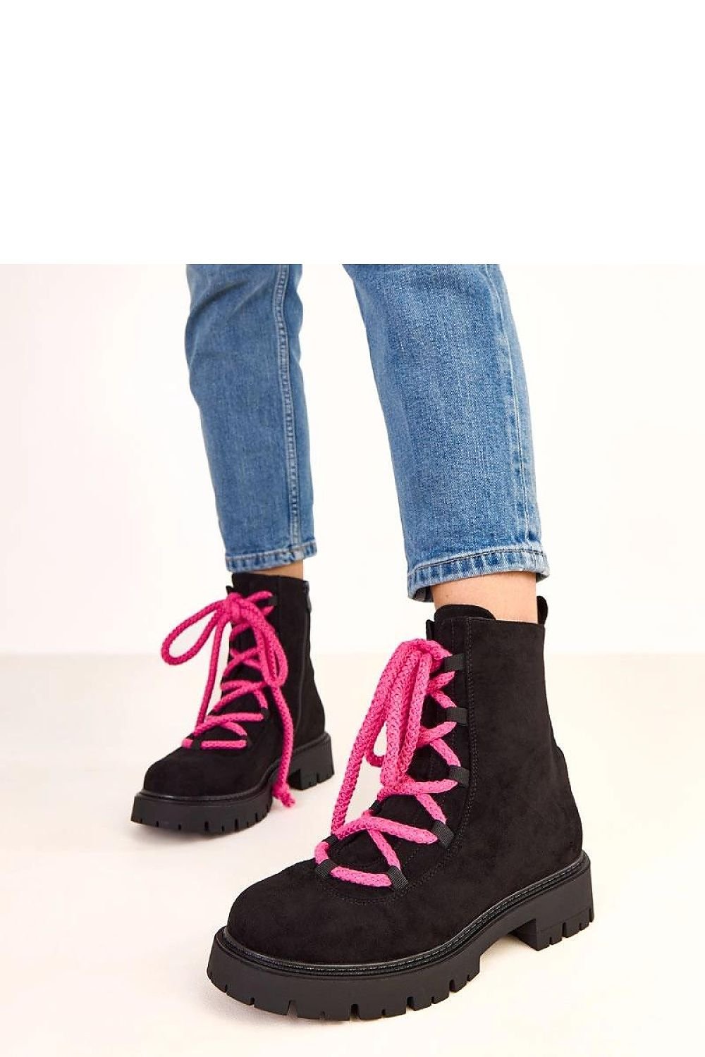 Ekologiska svarta Boots i högkvalitativt Ekologiskt Veganskt mockaläder med rosa snörning - Solea - Organic LifestyleEkologiska svarta Boots i högkvalitativt Ekologiskt Veganskt mockaläder med rosa snörning - Solea36 Boots model 220571 Solea SoleaOrganic Lifestyle220571_1253496black