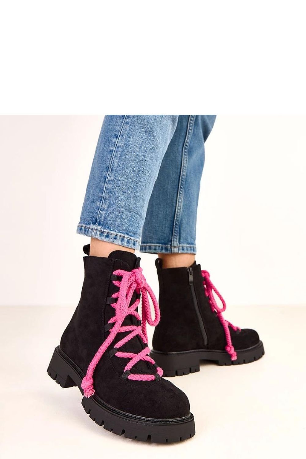 Ekologiska svarta Boots i högkvalitativt Ekologiskt Veganskt mockaläder med rosa snörning - Solea - Organic LifestyleEkologiska svarta Boots i högkvalitativt Ekologiskt Veganskt mockaläder med rosa snörning - Solea36 Boots model 220571 Solea SoleaOrganic Lifestyle220571_1253496black