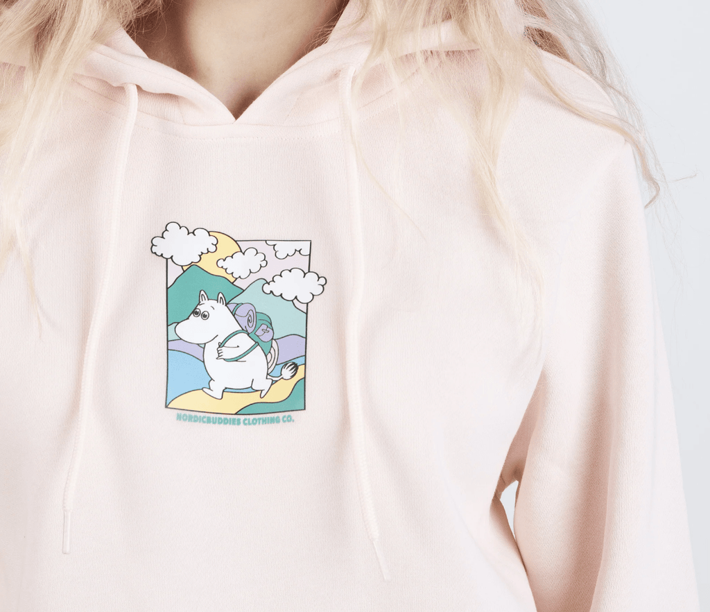 Moomintroll's Adventure Hoodie Ladies - Light Pink - Organic LifestyleMoomintroll's Adventure Hoodie Ladies - Light PinkMoomintroll's Adventure Hoodie Ladies - Light PinkMoomin by NordicBuddiesOrganic LifestyleMOOMIN50S-XXLXXL
