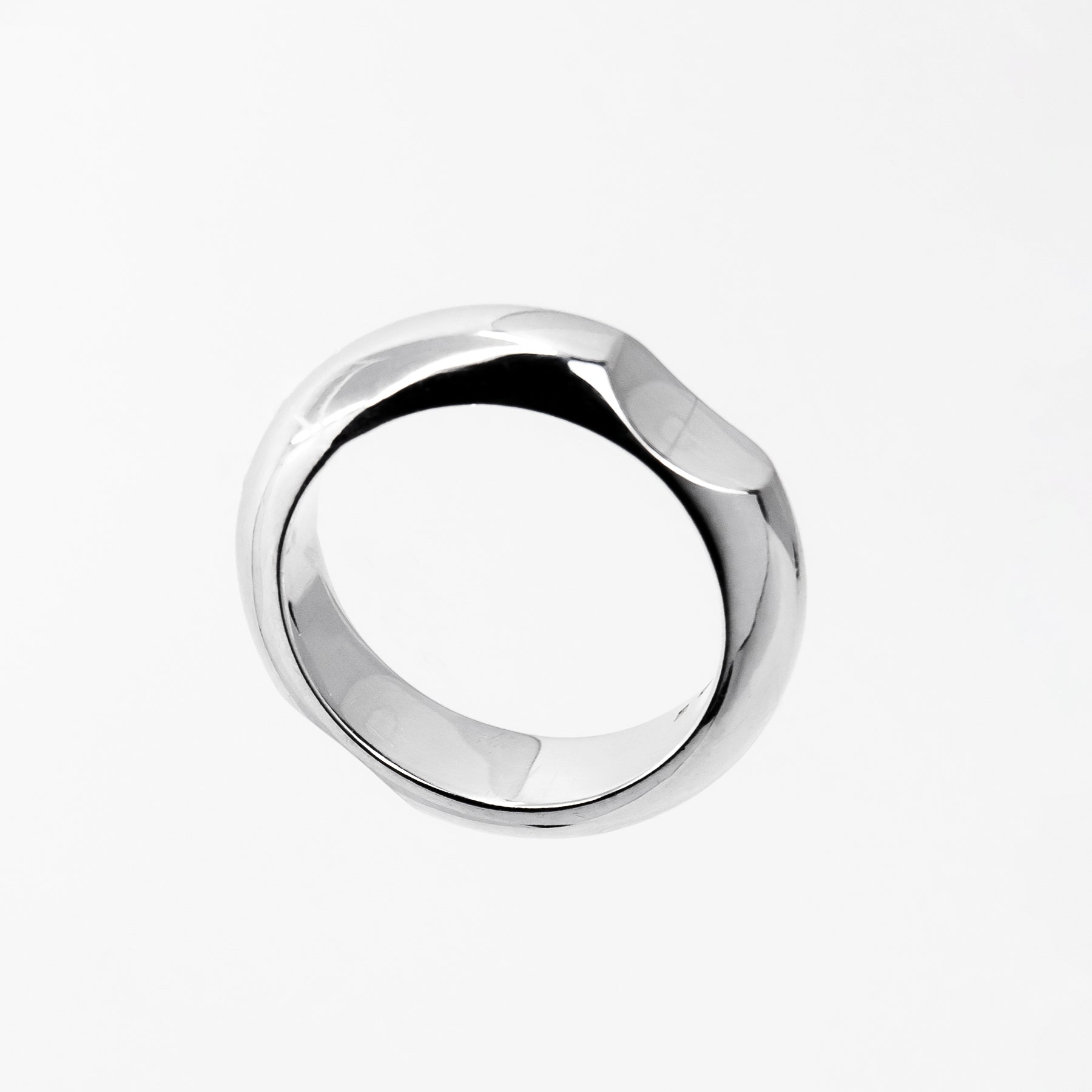 Ring HOLLOW - Organic LifestyleRing HOLLOWRing HOLLOWMaarja PaluOrganic Lifestylemaarja-ring-6nar-1818