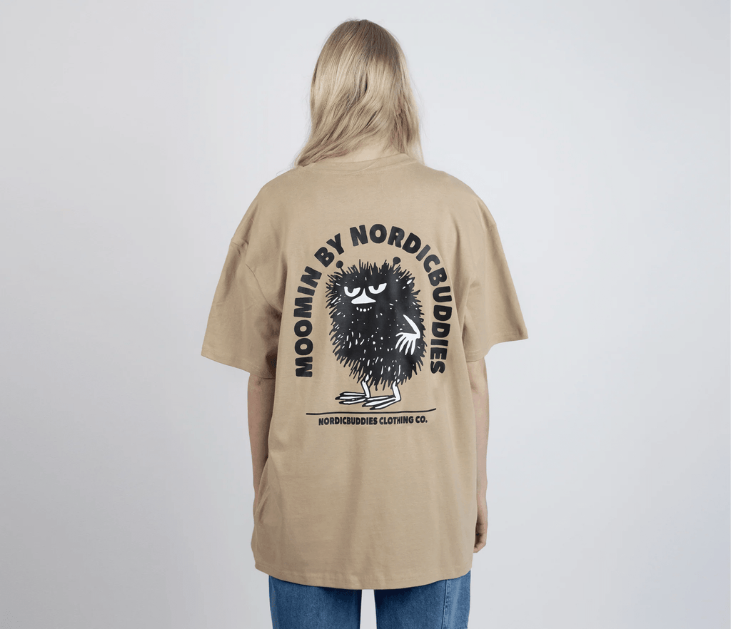Stinky Plotting T-Shirt Unisex - Beige - Organic LifestyleStinky Plotting T-Shirt Unisex - BeigeStinky Plotting T-Shirt Unisex - BeigeMoomin by NordicBuddiesOrganic LifestyleSTINKY52F-XXLXXL
