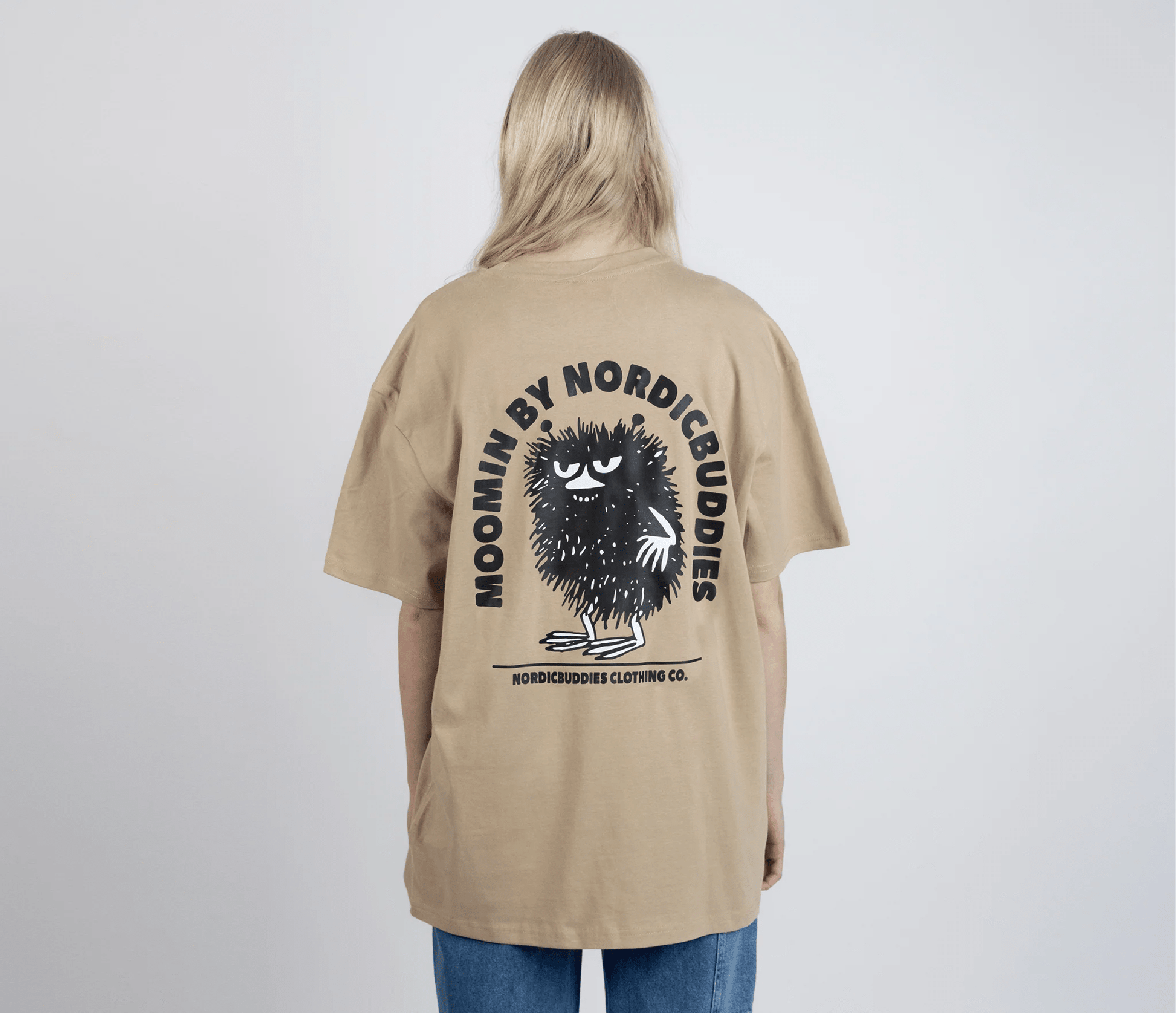 Stinky Plotting T-Shirt Unisex - Beige - Organic LifestyleStinky Plotting T-Shirt Unisex - BeigeStinky Plotting T-Shirt Unisex - BeigeMoomin by NordicBuddiesOrganic LifestyleSTINKY52F-XXLXXL