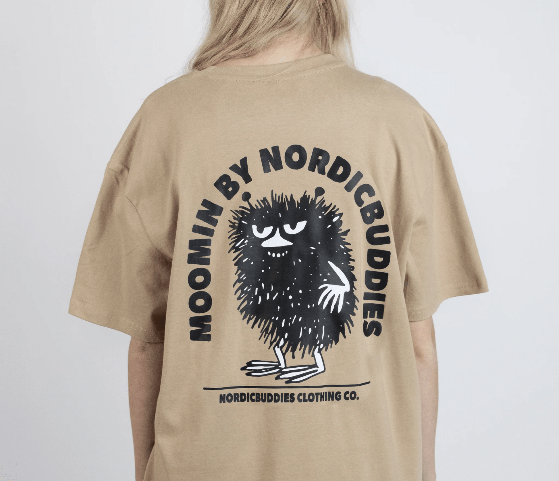 Stinky Plotting T-Shirt Unisex - Beige - Organic LifestyleStinky Plotting T-Shirt Unisex - BeigeStinky Plotting T-Shirt Unisex - BeigeMoomin by NordicBuddiesOrganic LifestyleSTINKY52F-XXLXXL