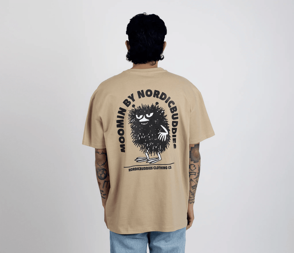 Stinky Plotting T-Shirt Unisex - Beige - Organic LifestyleStinky Plotting T-Shirt Unisex - BeigeStinky Plotting T-Shirt Unisex - BeigeMoomin by NordicBuddiesOrganic LifestyleSTINKY52F-XXLXXL